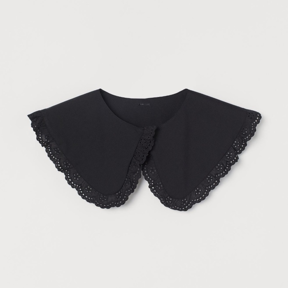 H&M Lace-Trimmed Collar in Black.Great condition.good as new.Sold out everywhere